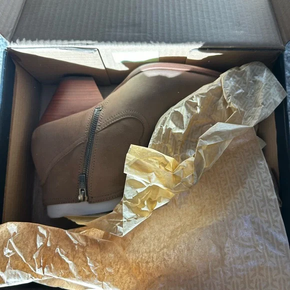 NWB Frye Reina Bootie in Ash - Picture 5 of 11